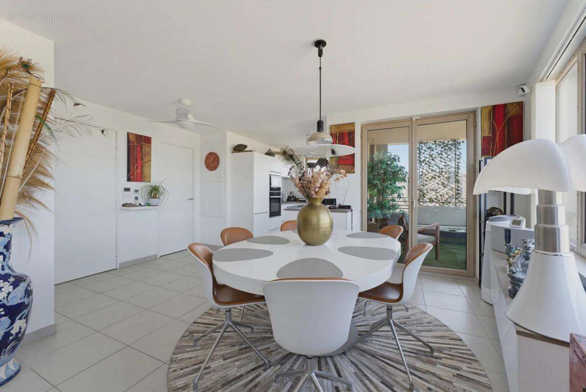 BORDEAUX - 6e étage appartement excluant voisins sur le palier - photo 4