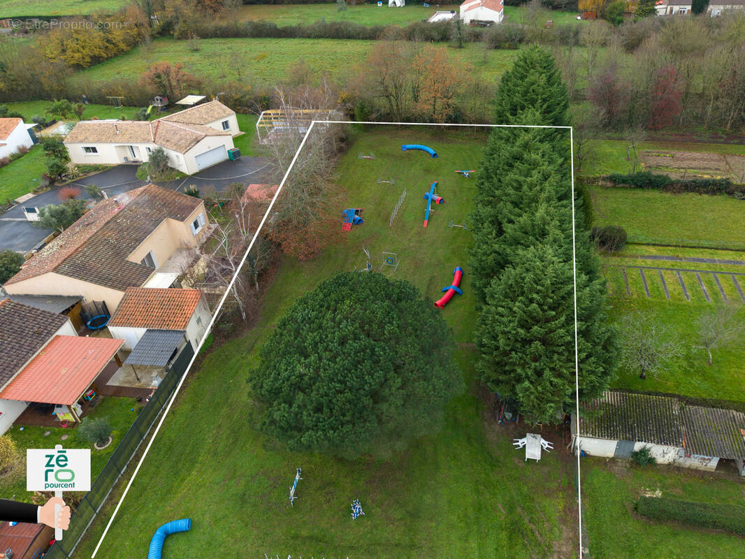 Terrain à MOUTIERS-SUR-LE-LAY