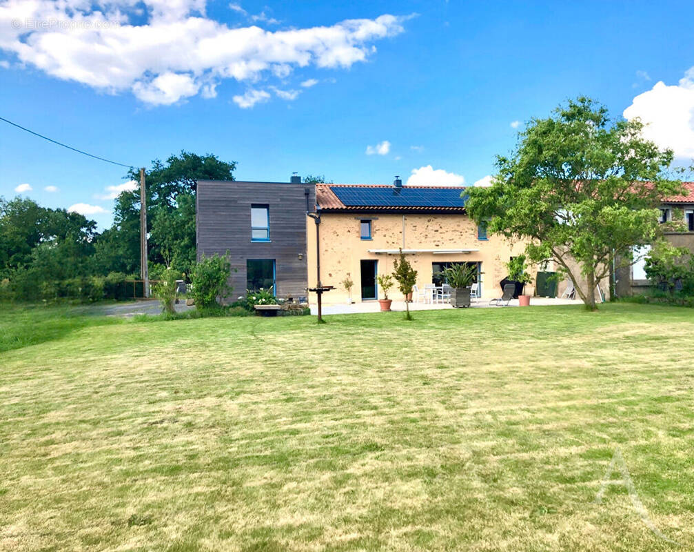 Maison à SAINT-MACAIRE-EN-MAUGES