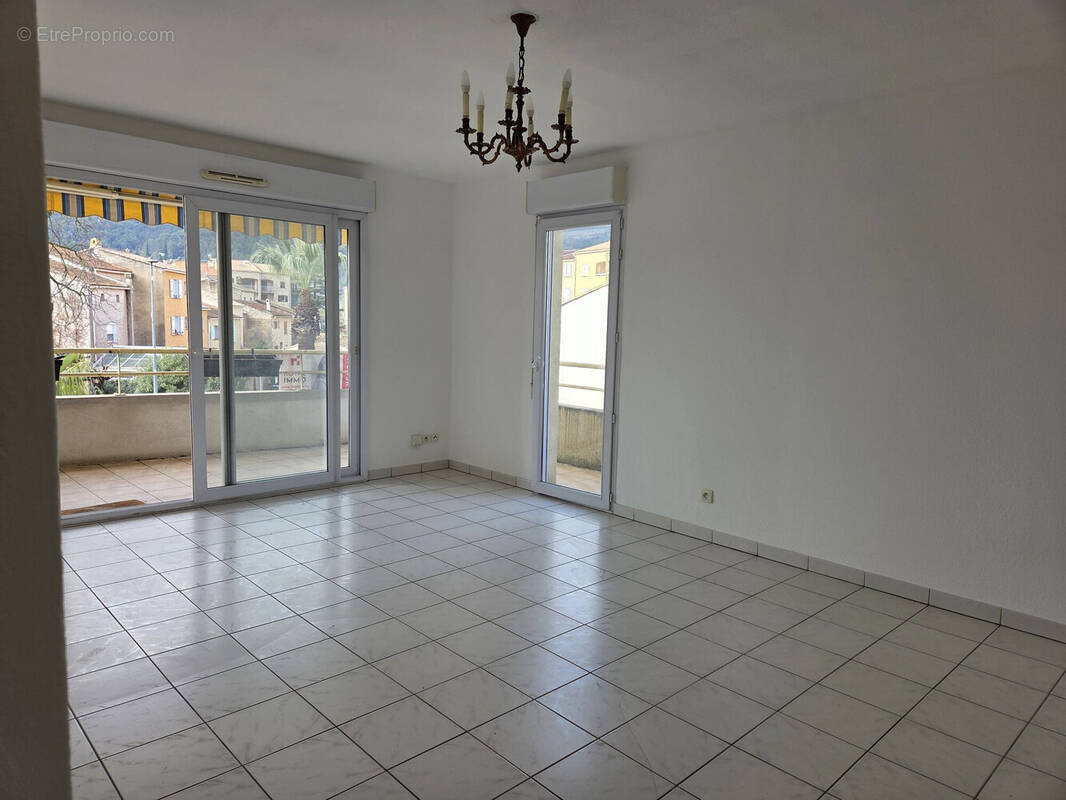 Appartement à SOLLIES-PONT