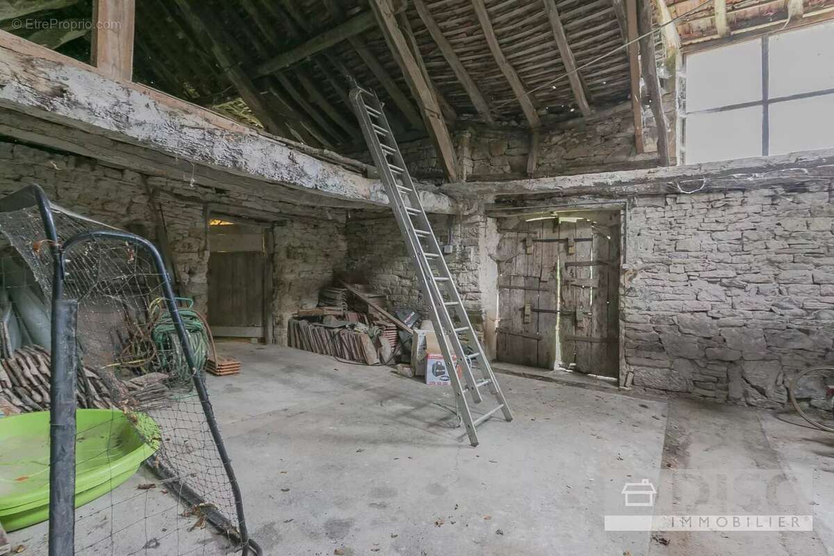Charmant Corps de ferme avec spacieuse grange, appartement indépendant et un hectare de terrain - photo 18