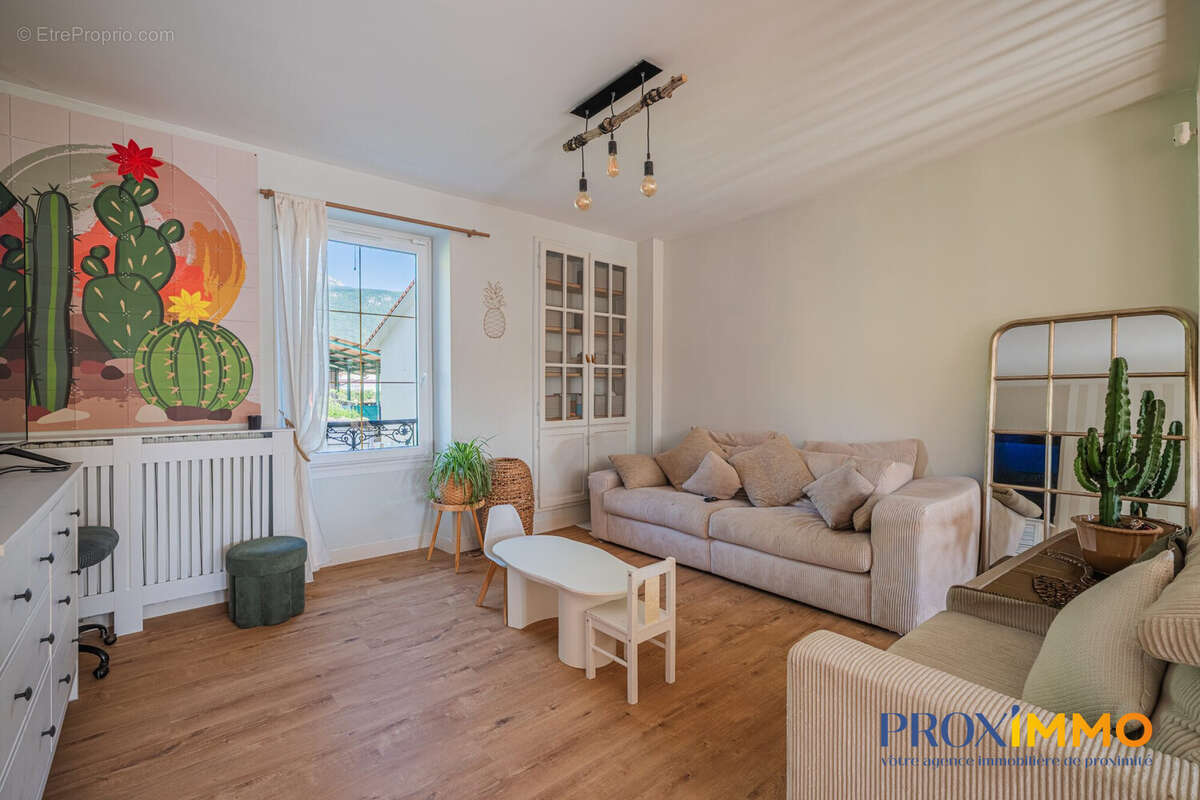 Maison 170 m² à Saint-Jean-De-Moirans  - photo 4