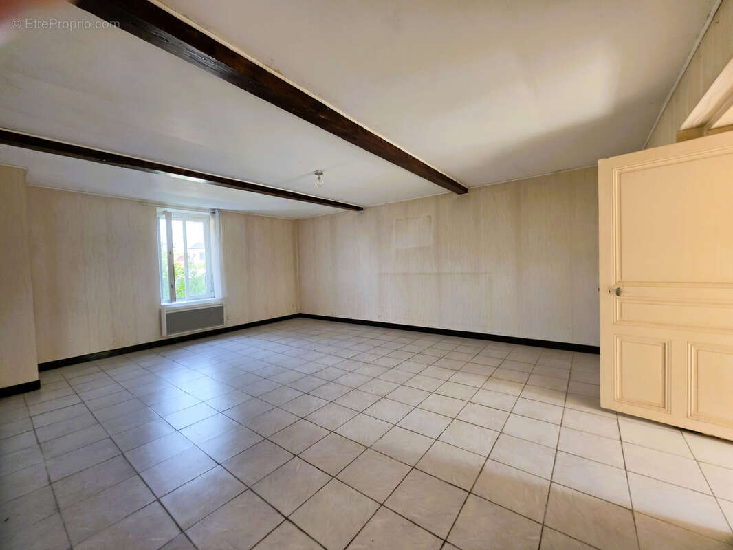 Gros potentiel pour cette ferme a rafraichir sur mezeriat - photo 4