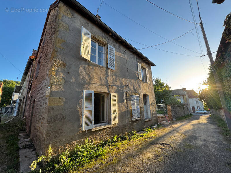 Maison à SAINT-CHRISTOPHE-EN-BRIONNAIS