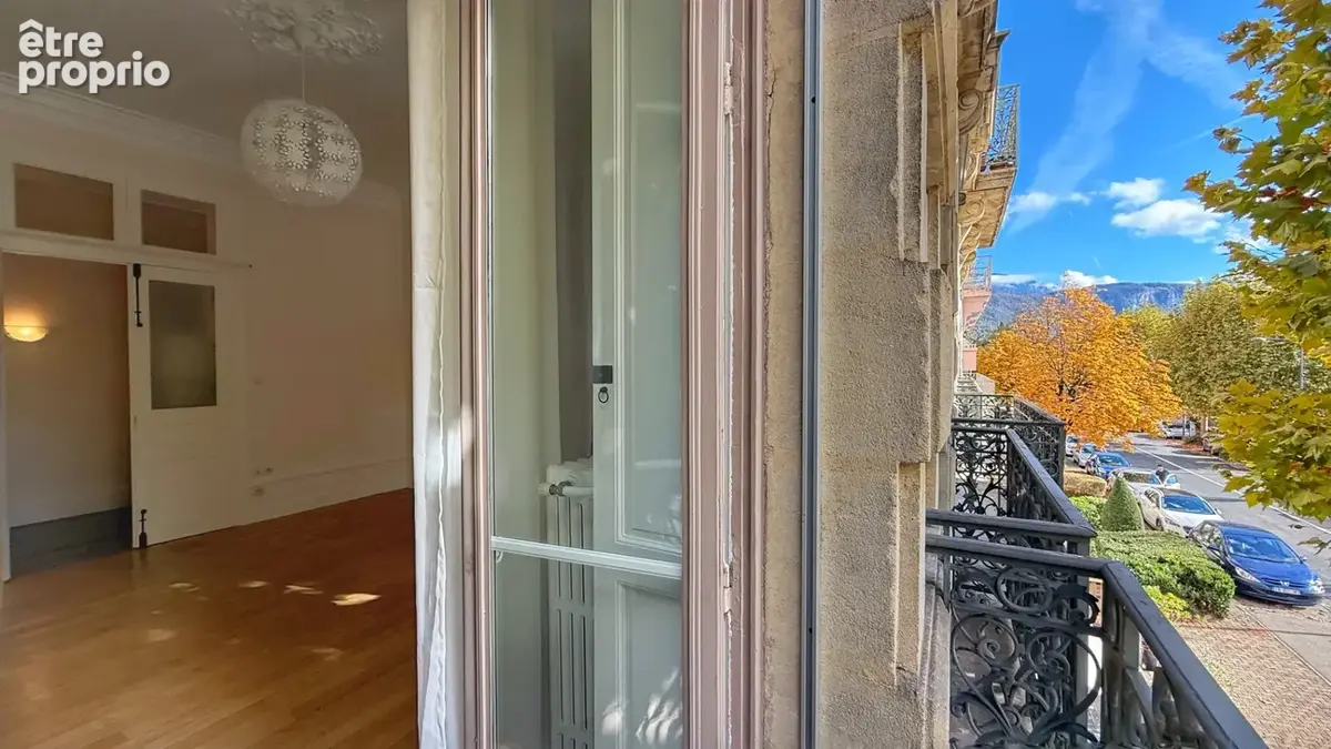 VOIRON - T5- 117 m2 - 7 Balcons - photo 12