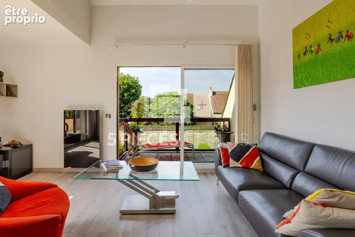 RARE - DERNIER ETAGE avec ascenseur - Superbe appartement avec terrasse, cave et double stationnement - photo 3