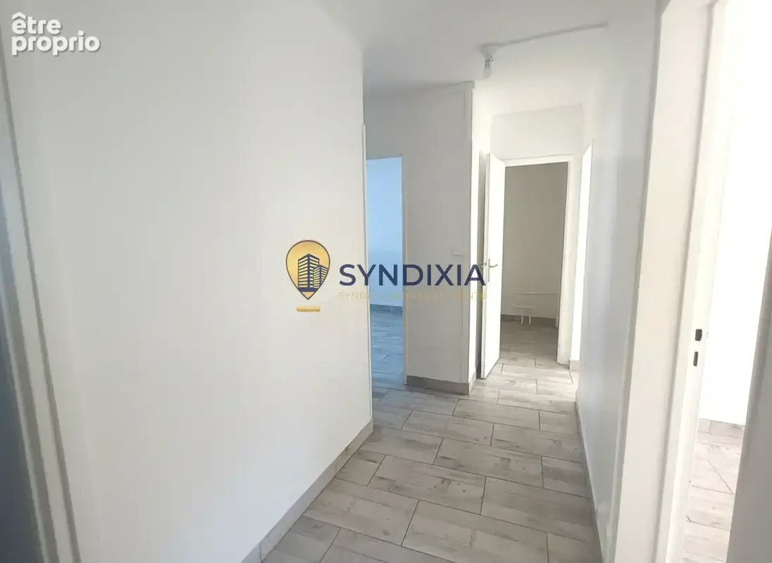 Appartement 3 pièces en RDC entièrement rénové avec garage privé - photo 2