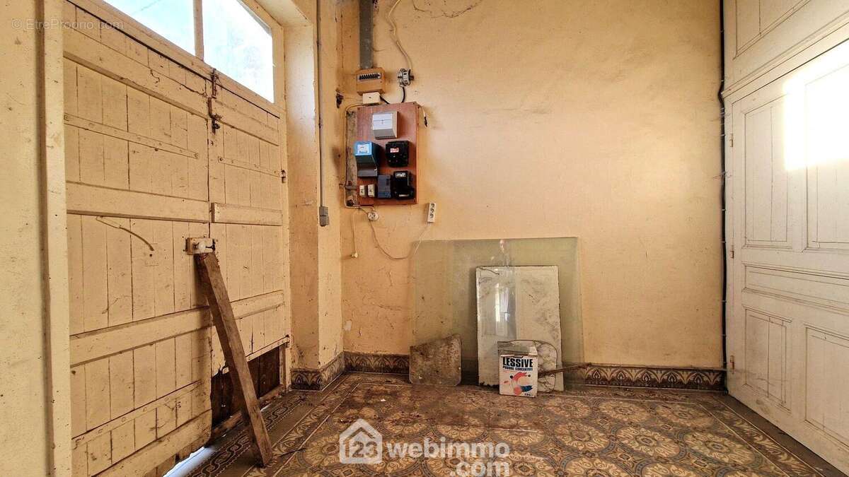 Une entrée de 7 m² distribue... - Maison à MONTAIGU