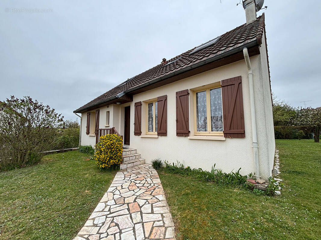 Maison à CHERRE