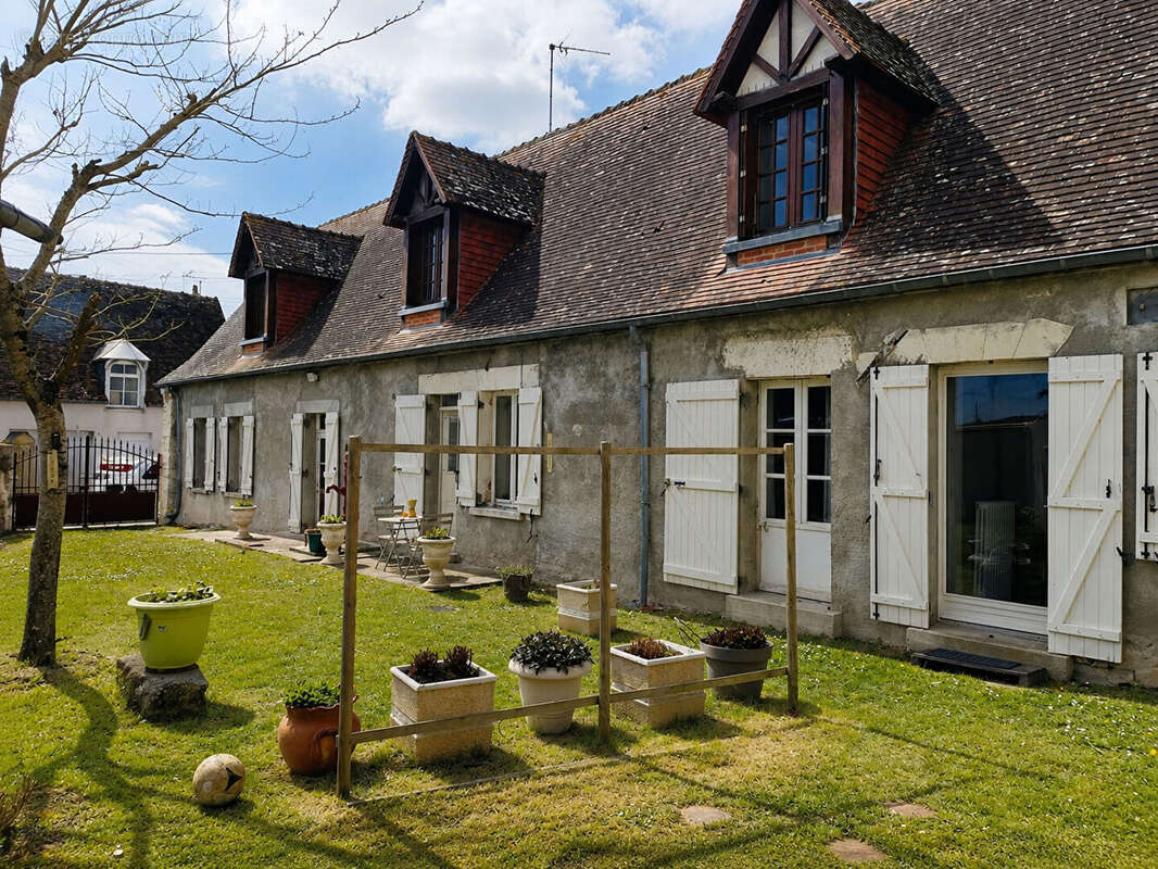 Longère en pierre 180 m² avec dépendances / Charme de l'ancien à Cussay - photo 2