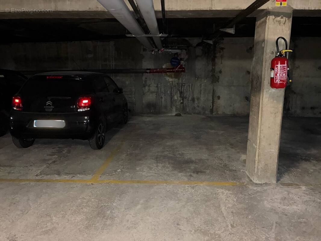 Parking à PARIS-11E