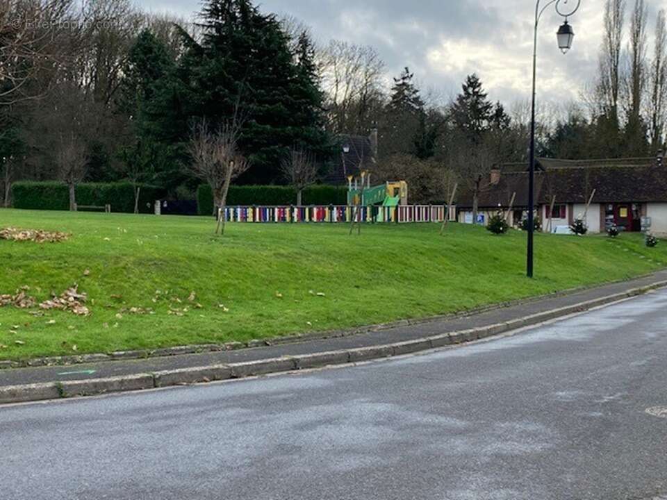 Terrain à TRIE-CHATEAU