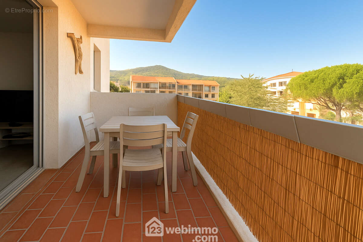 Une terrasse paisible pour profiter du calme et du cadre verdoyant. - Appartement à SAINTE-MAXIME