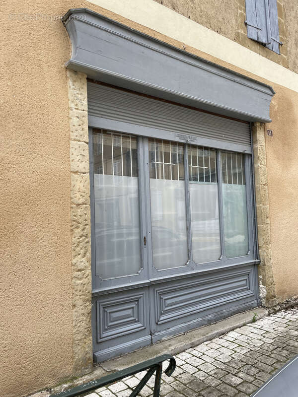 Immeuble avec cabinet loué, appartement à restaurer et cour intérieur sympa - photo 2