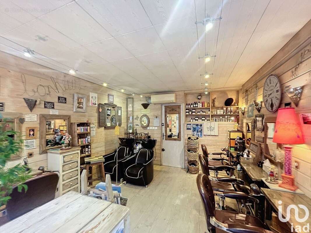 Photo 2 - Commerce à LAMBESC