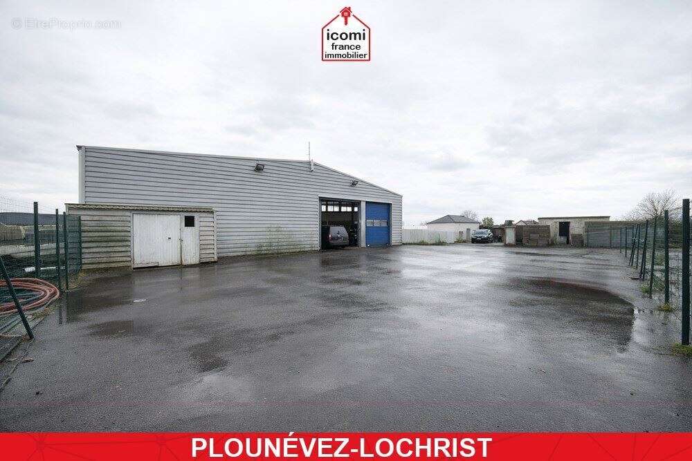 Parking à PLOUNEVEZ-LOCHRIST