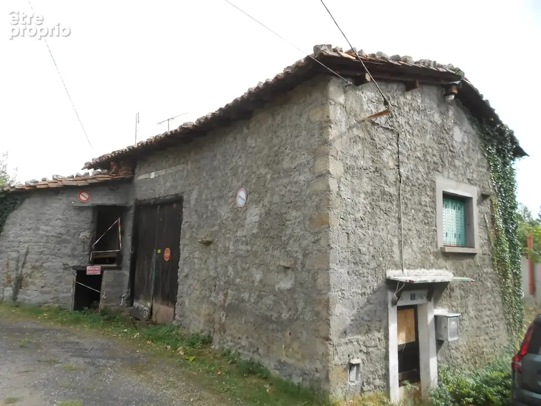 Lieu-dit Meymont Olliergues, ensemble de 3 maisons et dépendances sur parcelles de 8009 m2 - photo 1