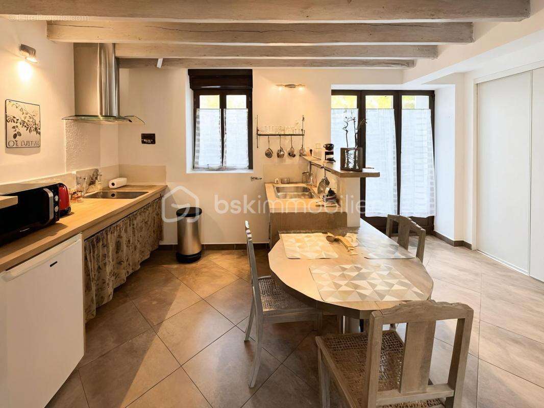 Commerce à FONTENAY-LES-BRIIS