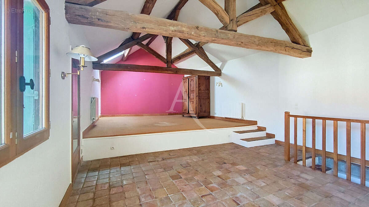 Maison de caractère - Ancien corps de ferme rénové - Nombreux espaces - Cour, préau et caves - 7 pièce(s) 195,12 m2 - photo 4