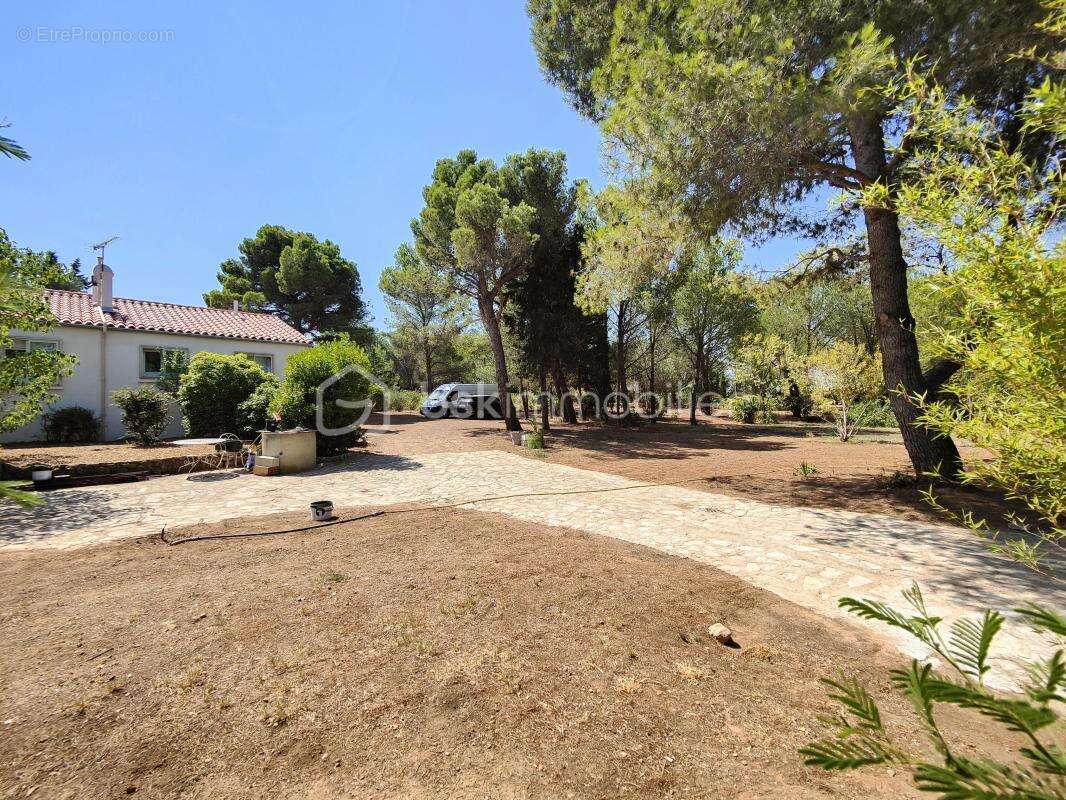Nevian – maison de plain-pied de 130m² habitable – 4 chambres – salon avec toit cathédrale – séjour très lumineux avec cheminée  - photo 22