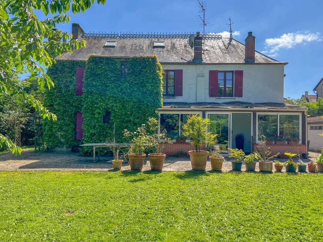 Maison à LE MESNIL-SAINT-DENIS