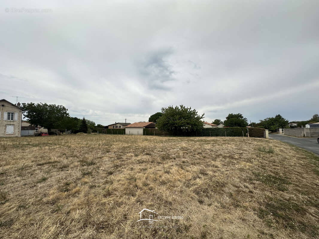 Terrain constructible de 920 m2 à seulement 9 minutes de Lusignan - photo 4