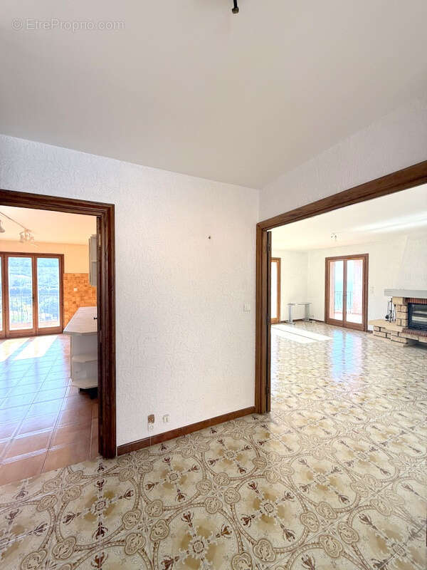 Grand 4 pièces au dernier étage de maison avec terrasses, parkings et vue mer. - photo 4