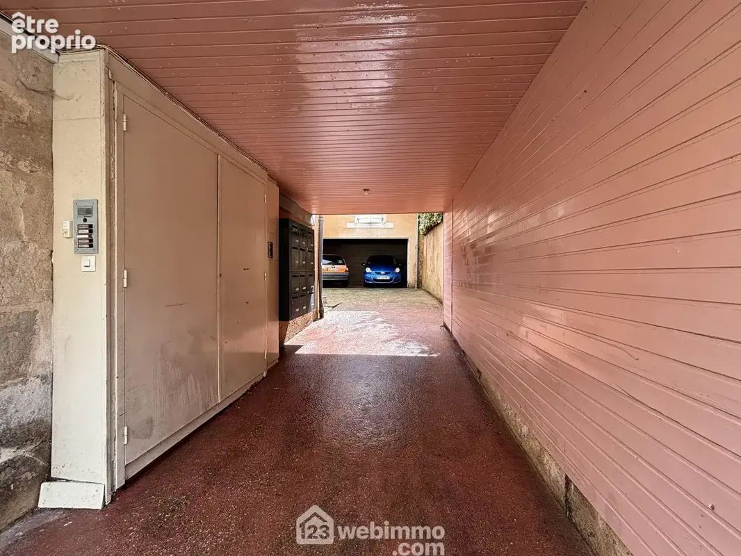 Accès à la copropriété par un porche ouvert, récemment rafraichi.