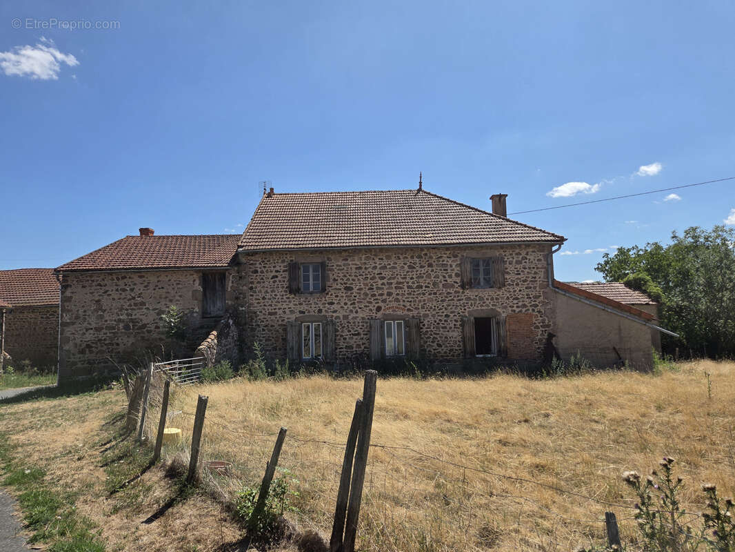 Maison en pierres avec dépendances et grand potentiel, au cœur d’un hameau paisible - photo 2