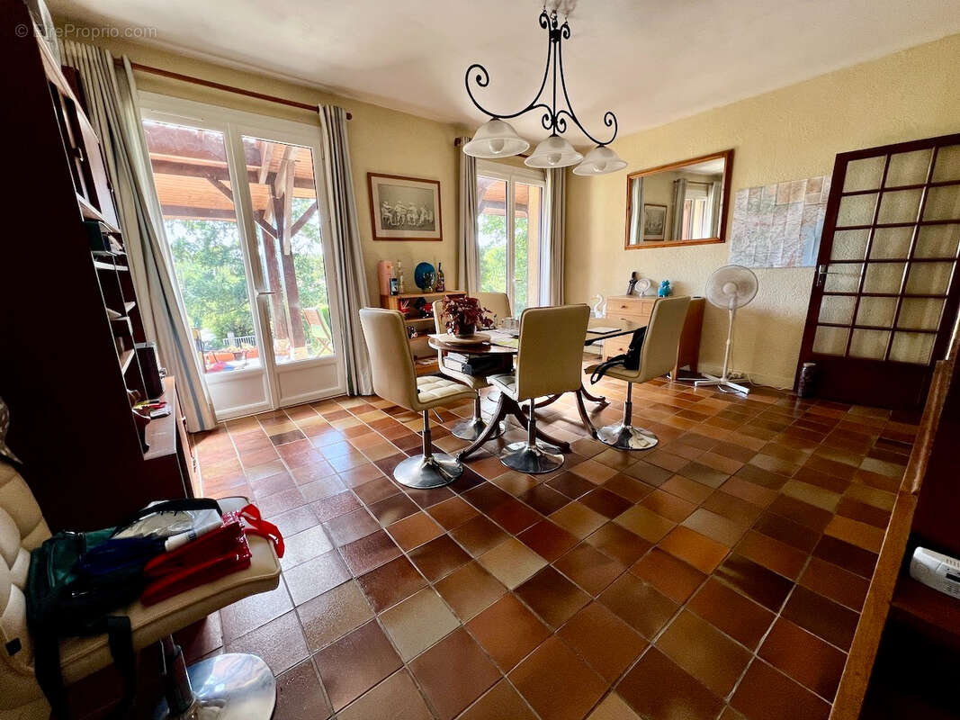 À quelques minutes du centre de Laroque-Timbaut, venez découvrir cet ensemble immobilier  d'environ 150 m² avec gîte et piscine, - photo 6