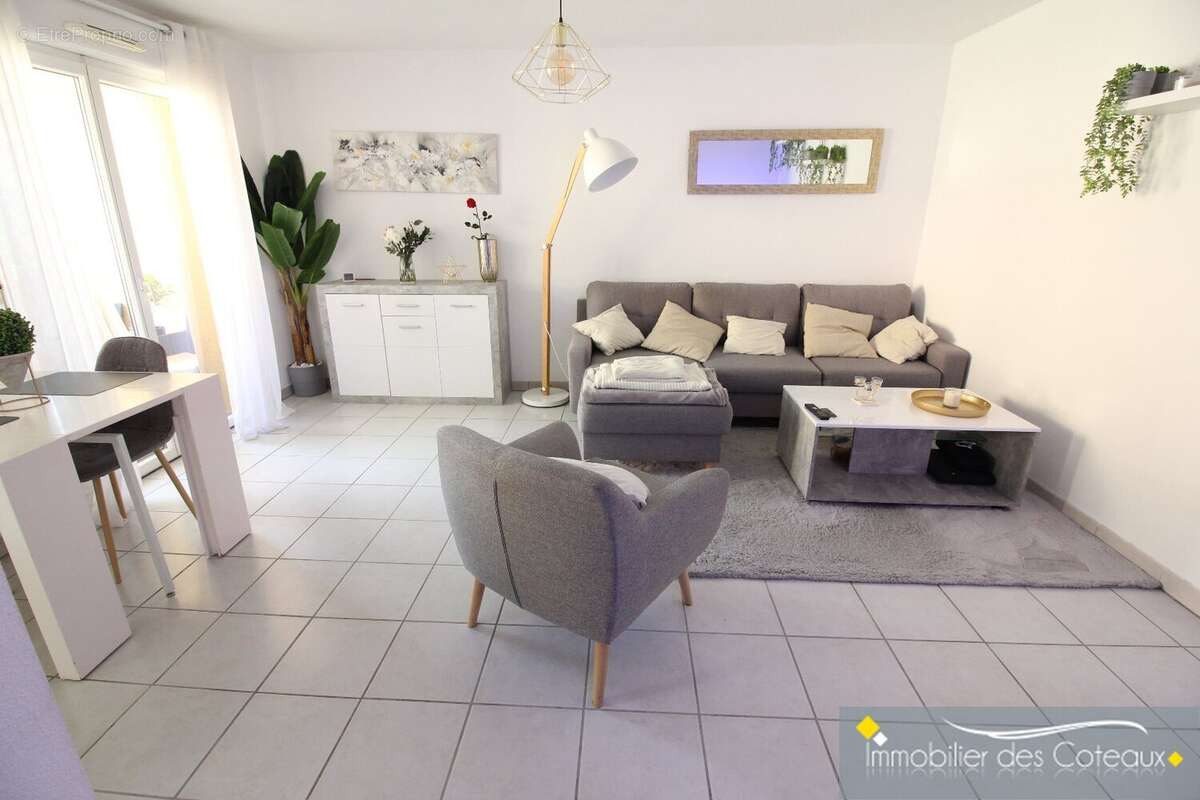 Appartement à PINS-JUSTARET