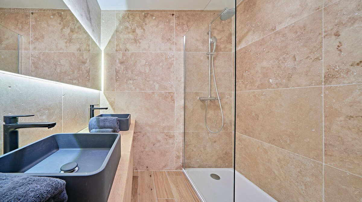 À Sainte-Maxime (83), appartement de type 3 pièces de 53.07m2 à acheter en plein centre-ville - photo 6