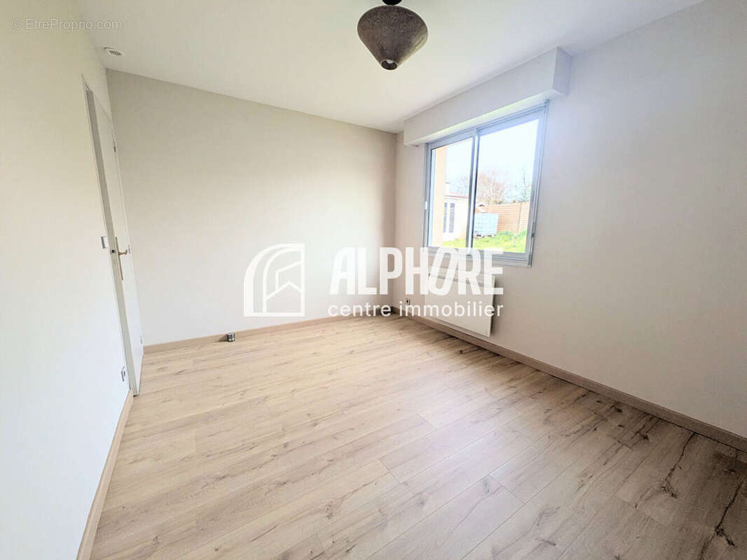 Maison de 167m2 à Cholet - 4 chambres, grand terrain et studio indépendant - photo 7