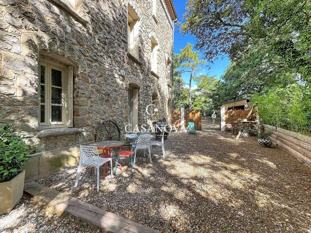 Maison de caractère en pierre 1920 restaurée, 300 m² habitables (dont gîte) + annexes aménageables. terrain de 5 000 m² avec pis - photo 19