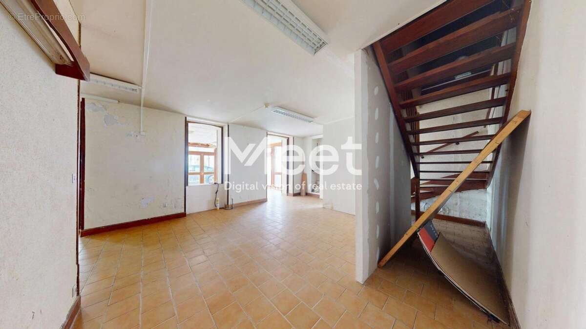 Local commercial - 7 chambres - photo 6