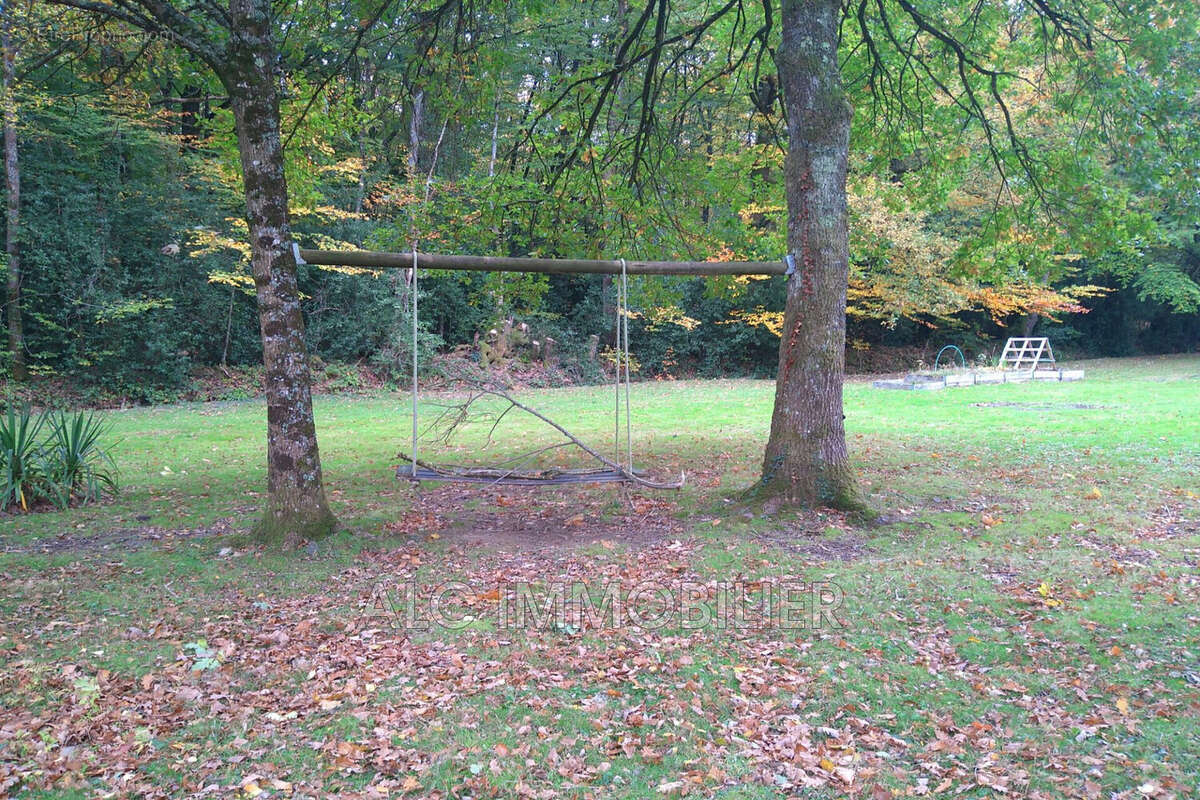 Terrain à SAINT-LEONARD-DES-BOIS