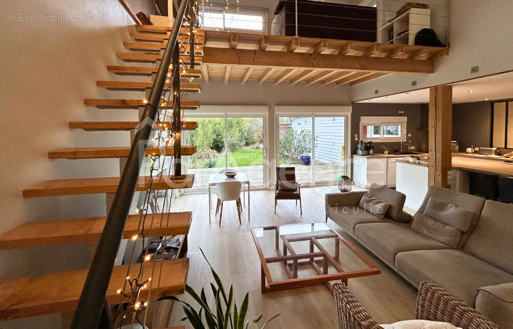 Maison à CHAILLEVETTE