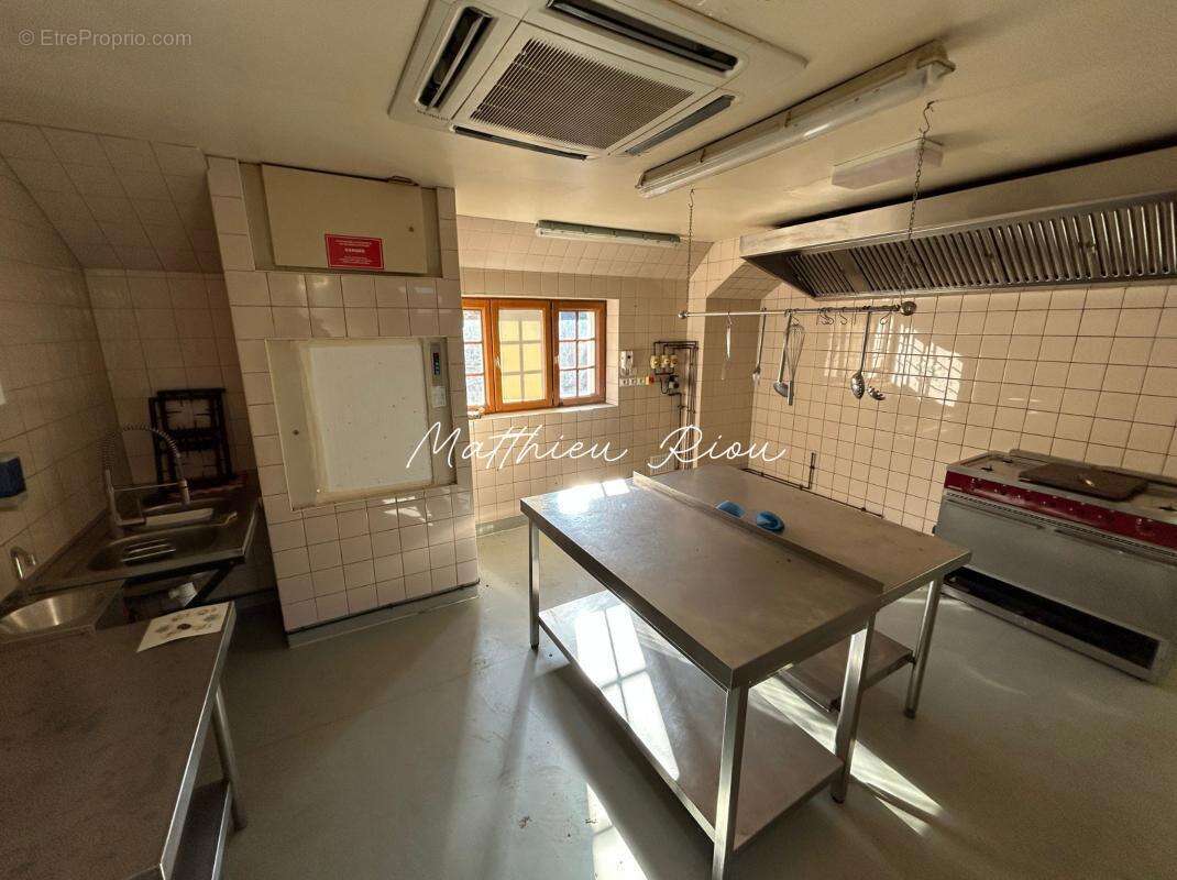 Commerce à SAINT-ETIENNE-DE-FURSAC