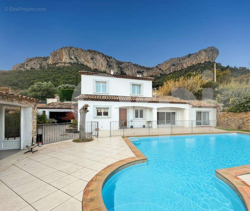 Maison à LE REVEST-LES-EAUX