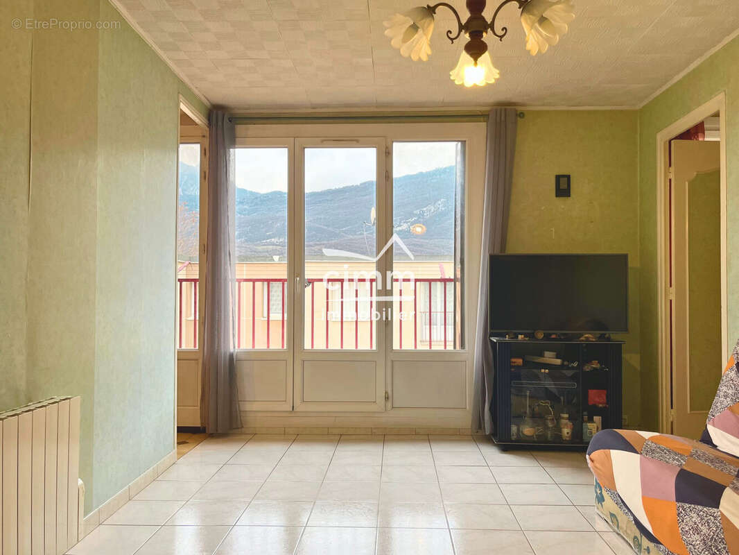 cuisine ouverte sur la gauche - Appartement à FONTAINE