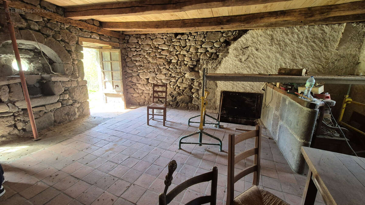 Maison à MANDAILLES-SAINT-JULIEN