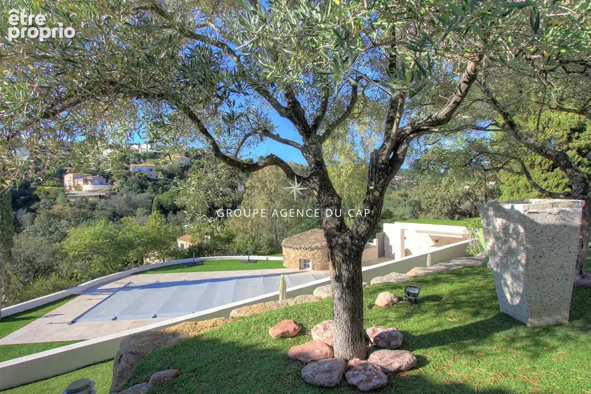 À vendre villa de 150 m² 5 pièces avec une jolie vue mer sur le golfe de saint-tropez et les collines, avec piscine et parking,  - photo 16