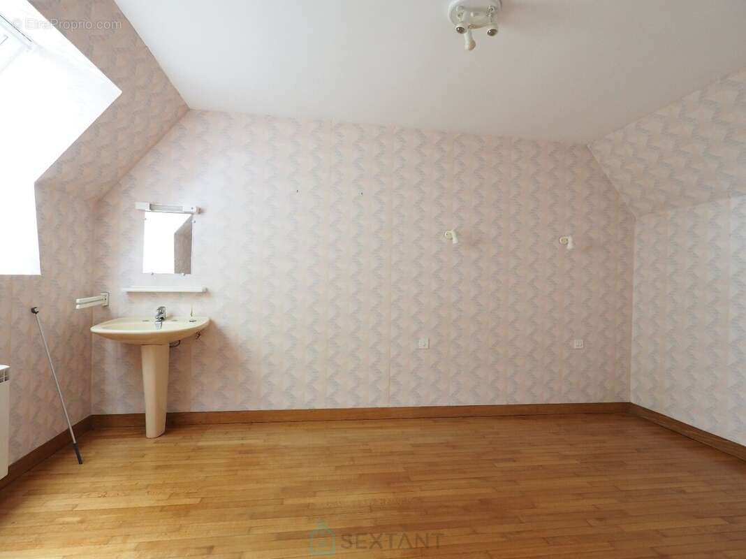 Agréable propriété ancienne en pierres avec dépendance et puits - photo 11