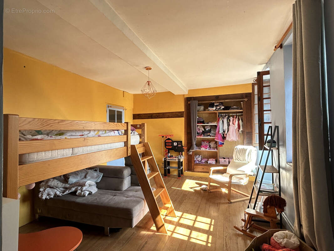 Une maison en pierres et tuiles de pays d'environ 160m2 comprenant: -Au rez-de-chaussée: cuisine aménagé avec - photo 11