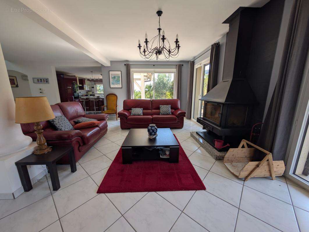 À moins de 10 minutes du centre-ville d'Aix-les-Bains – A vendre belle maison individuelle aux volumes généreux, idéale pour une - photo 3