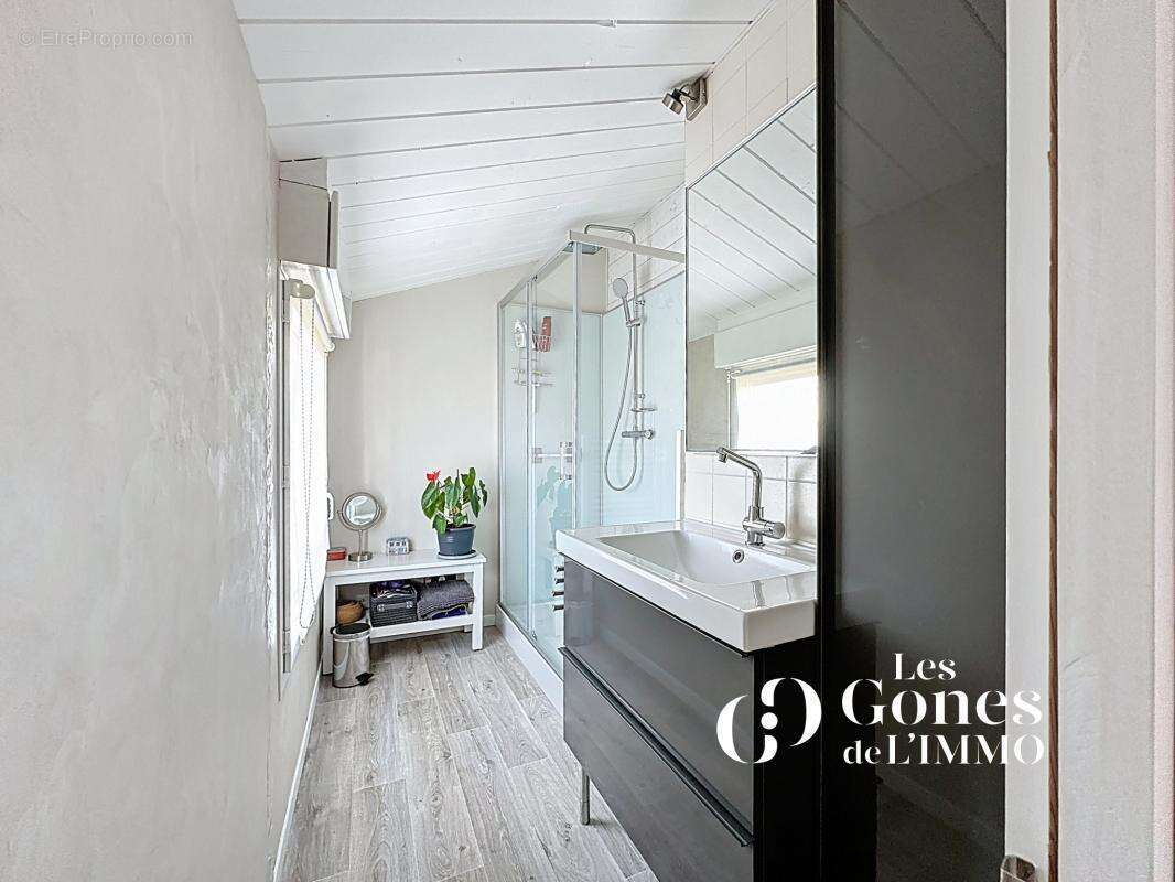 Maison à SAINT-GENIS-LES-OLLIERES