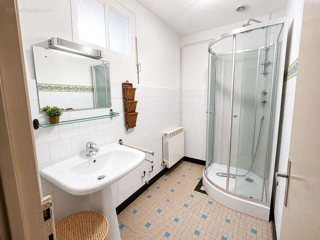 Maison de 130,94 m² à rénover avec dépendances et jardin - photo 10