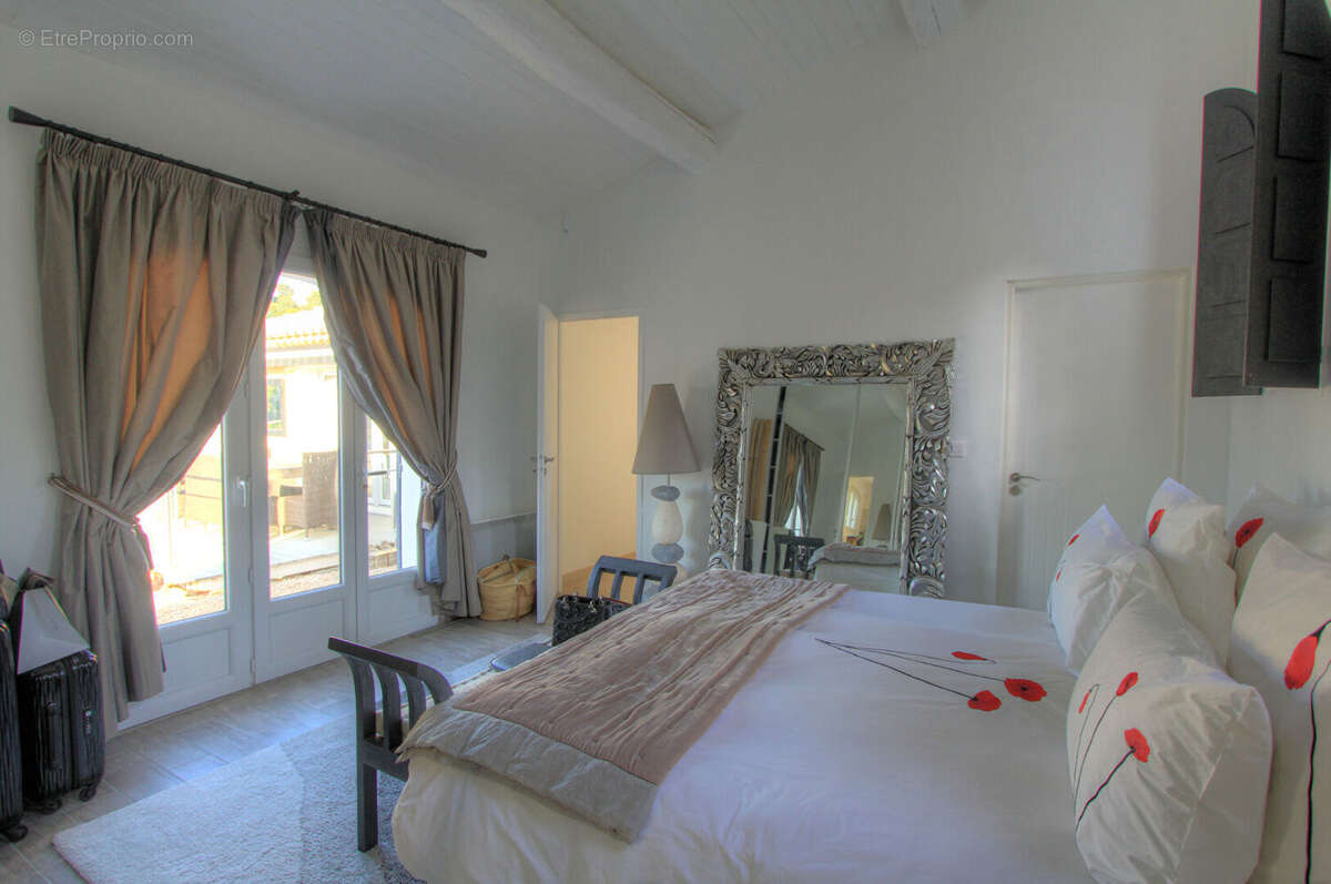 À vendre villa de 150 m² 5 pièces avec une jolie vue mer sur le golfe de saint-tropez et les collines, avec piscine et parking,  - photo 11