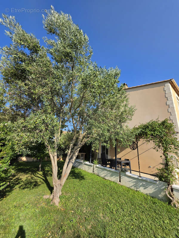 Dans un quartier résidentiel, 4 chambres - garage - piscine - photo 14
