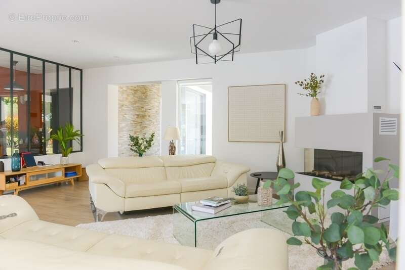 Maison contemporaine haut de gamme 203m2 avec piscine chauffée et double garage - photo 8